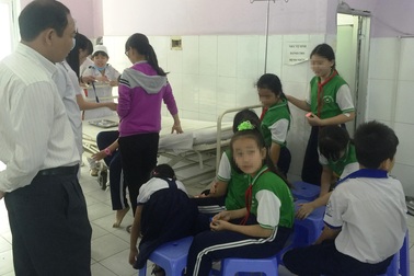 Hàng chục học sinh tiểu học ngộ độc nghi ăn tàu hũ đóng hộp