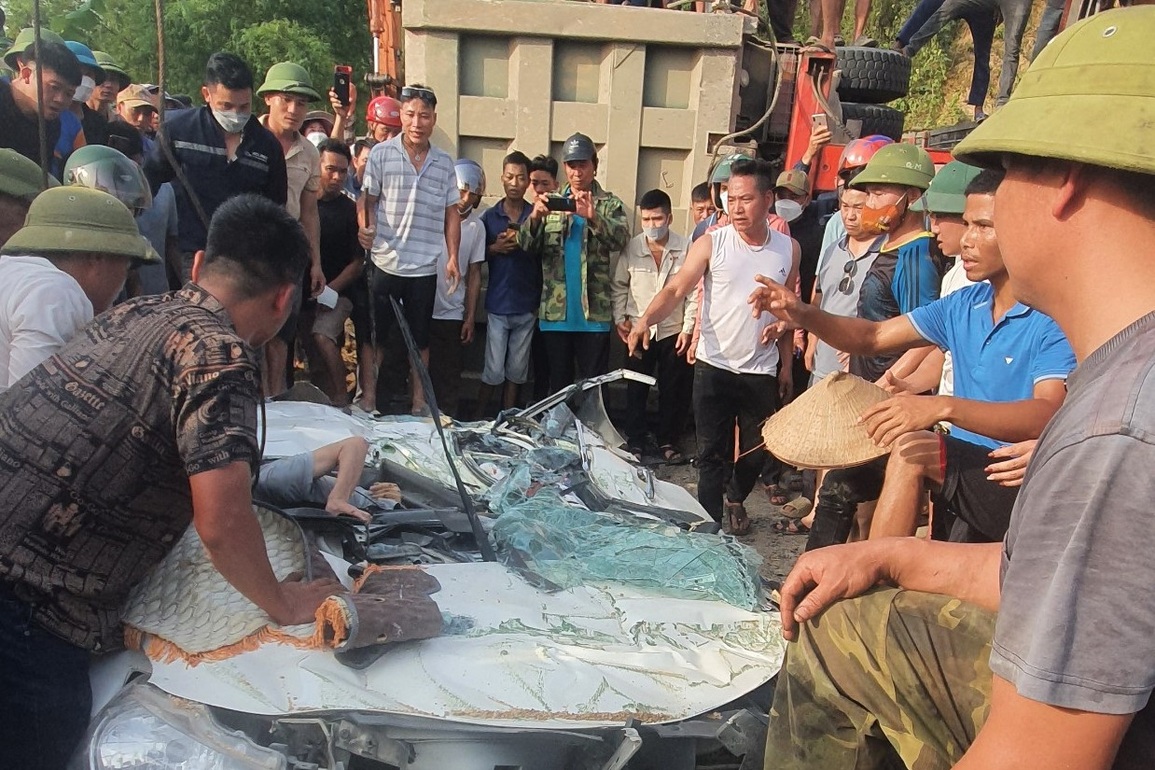 Phó Thủ tướng chỉ đạo khắc phục hậu quả vụ tai nạn 3 người chết ở Hòa Bình - 2 Phó Thủ tướng chỉ đạo khắc phục hậu quả vụ tai nạn 3 người chết ở Hòa Bình - 2