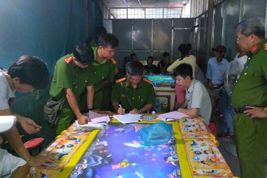 Công an tiêu hủy hàng trăm máy game bắn cá