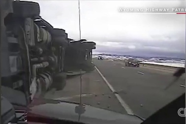 Gió mạnh quật đổ cả xe tải đang chạy trên đường