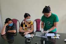 Trưởng nhóm "Bông hồng đen" thực hành lấy máu xét nghiệm HIV