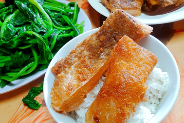 Độc lạ món cá sống ủ chua thành đặc sản, chờ vài tháng mới ra lò