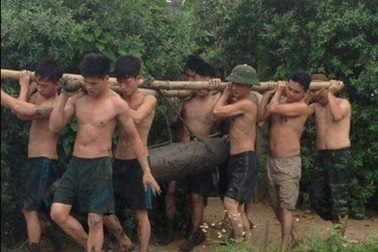 Phát hiện cả tấn bom trong lúc tát ao