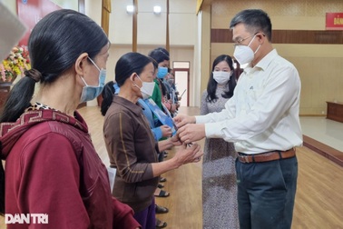 Đà Nẵng tặng sổ BHXH, thẻ BHYT cho người dân có hoàn cảnh khó khăn