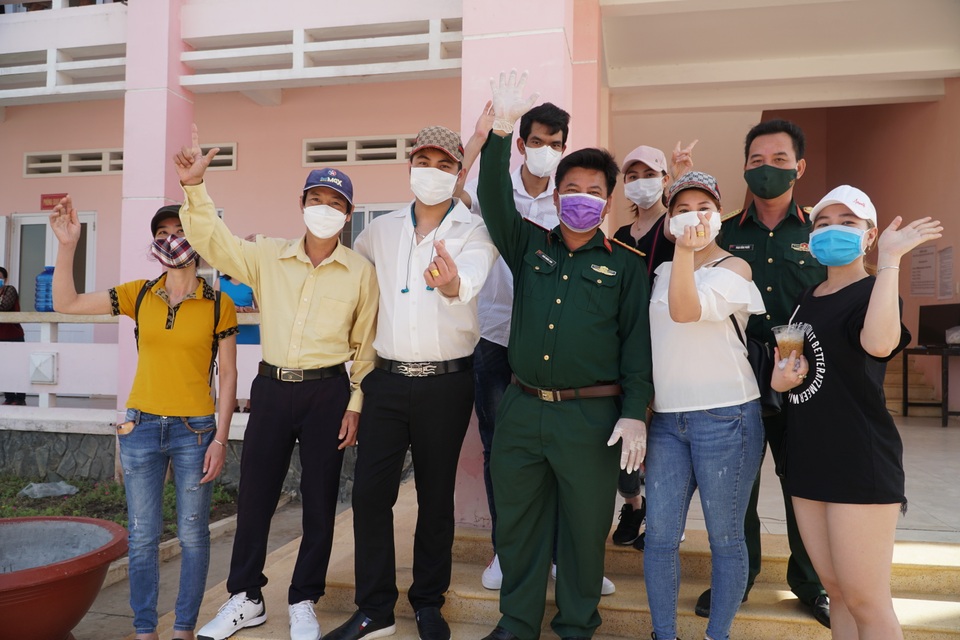 Đã có kết quả xét nghiệm người đi cùng chuyến bay với ca nhiễm Covid-19 - 4 Đã có kết quả xét nghiệm người đi cùng chuyến bay với ca nhiễm Covid-19 - 4