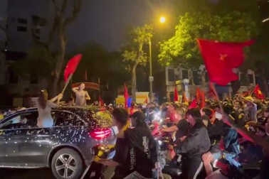 Biển người "chôn chân" ăn mừng tại chỗ vì không thể di chuyển