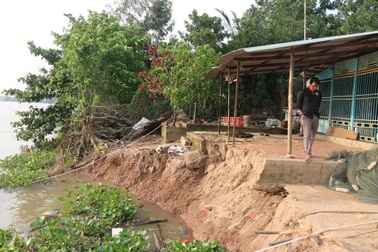 Sạt lở hàng trăm mét bờ sông, 27 hộ dân phải di dời khẩn cấp