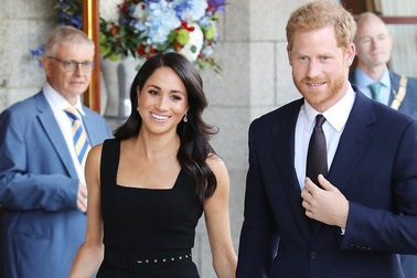 Công nương Meghan cuốn hút với phong cách thanh lịch khi công du nước ngoài