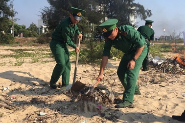 Quảng Bình: Hơn 500 chiến sĩ, đoàn viên thanh niên chung tay làm sạch bờ biển