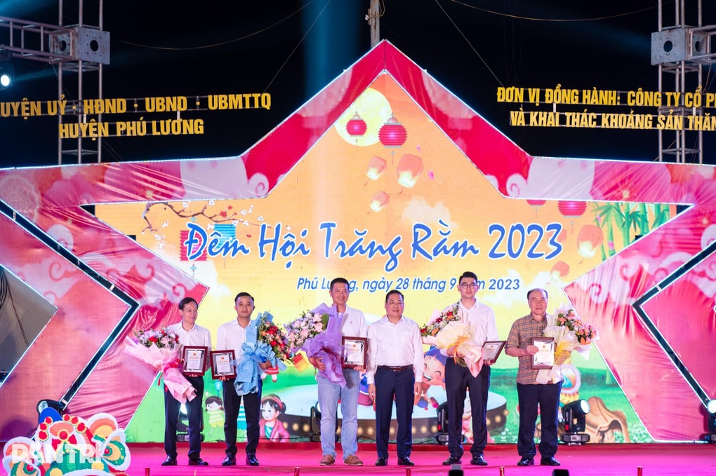 Trao 2000 bánh Trung thu, 100 suất học bổng tới học sinh hoàn cảnh khó khăn - 7 Trao 2000 bánh Trung thu, 100 suất học bổng tới học sinh hoàn cảnh khó khăn - 7