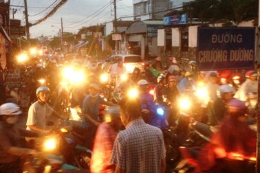 Kẹt xe nghiêm trọng trên đường Kha Vạn Cân