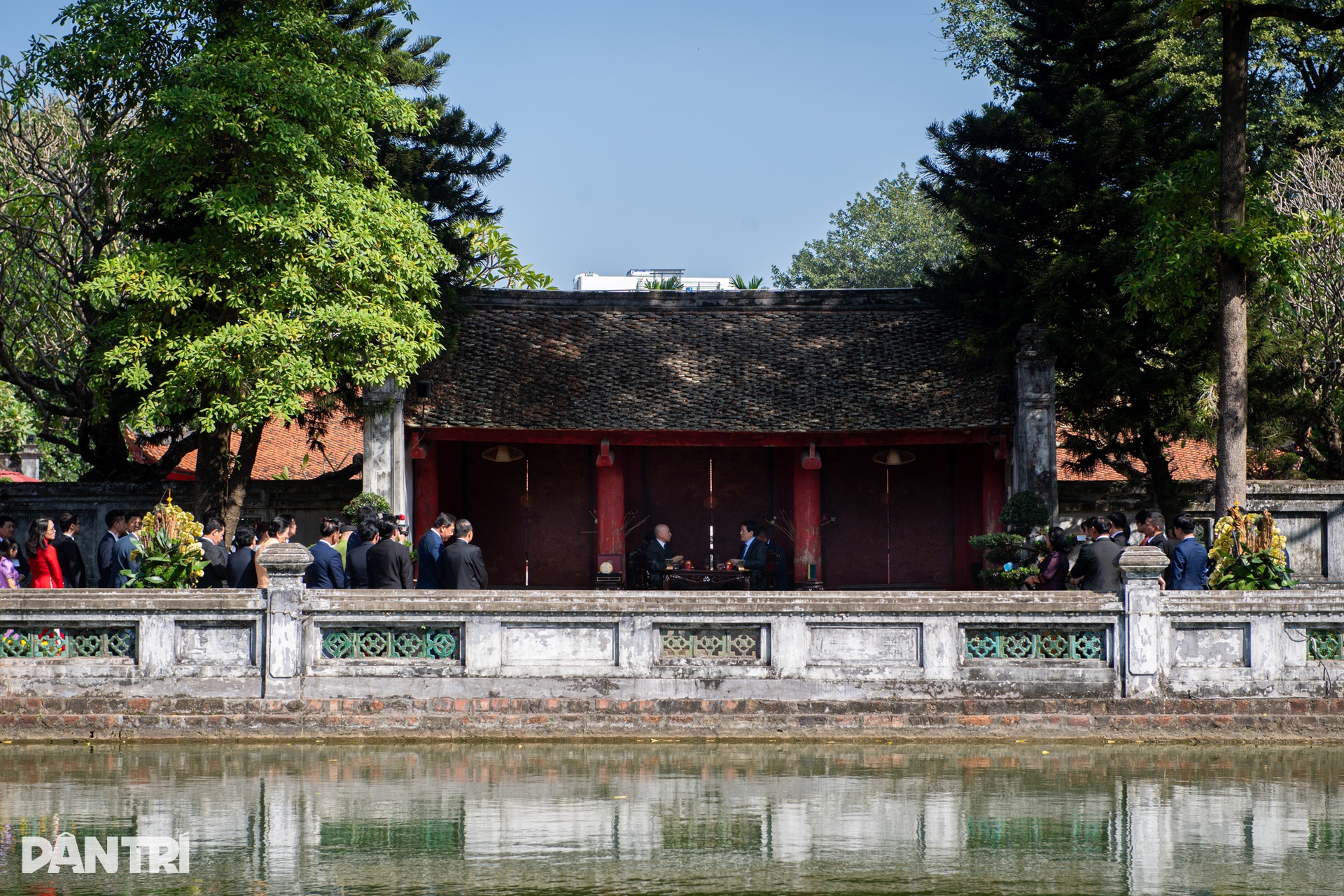 Chủ tịch nước Lương Cường và Quốc vương Campuchia thưởng trà ở Văn Miếu - 5 Chủ tịch nước Lương Cường và Quốc vương Campuchia thưởng trà ở Văn Miếu - 5