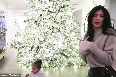 Kylie Jenner khoe ảnh cây thông Noel tại nhà riêng
