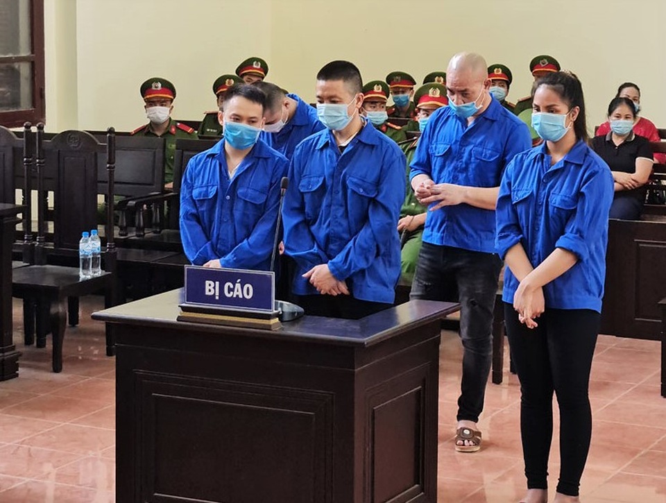 Dũng trọc Hà Đông lĩnh án 42 tháng tù - 1 Dũng trọc Hà Đông lĩnh án 42 tháng tù - 1