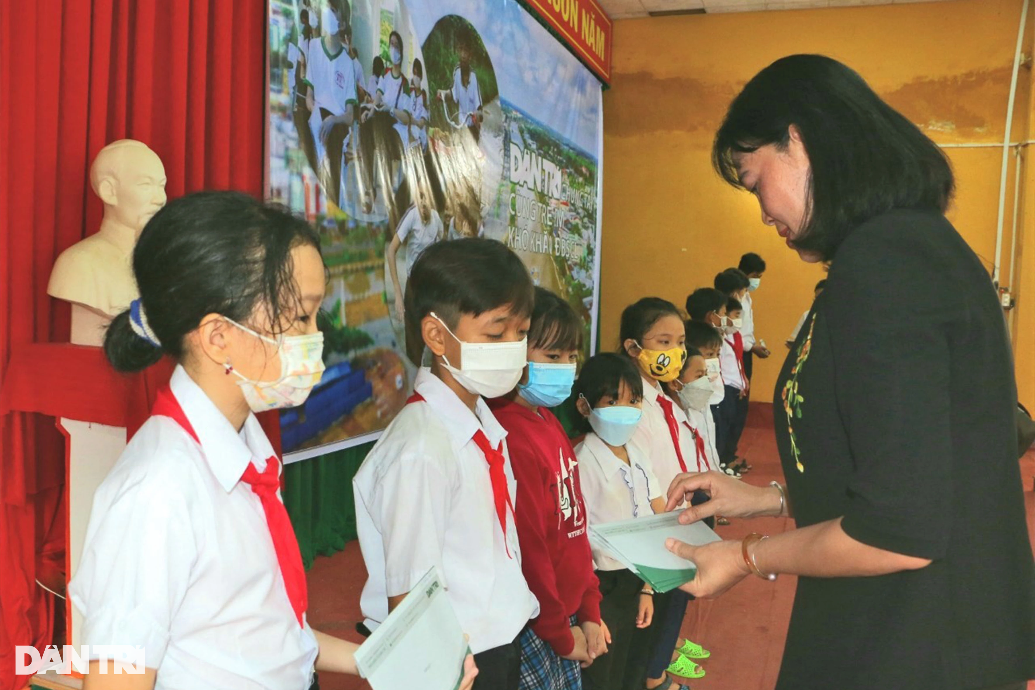 Báo Dân trí tặng 500 thẻ bảo hiểm y tế tới học sinh Hậu Giang - 5 Báo Dân trí tặng 500 thẻ bảo hiểm y tế tới học sinh Hậu Giang - 5