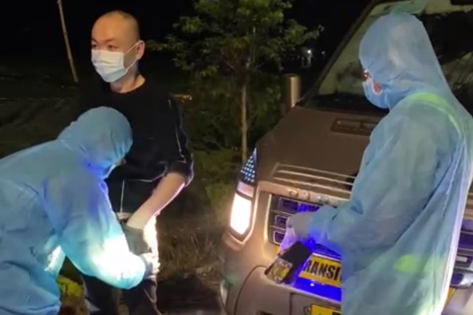 3 ô tô chở 32 người Trung Quốc tập kết sát biên giới - 1