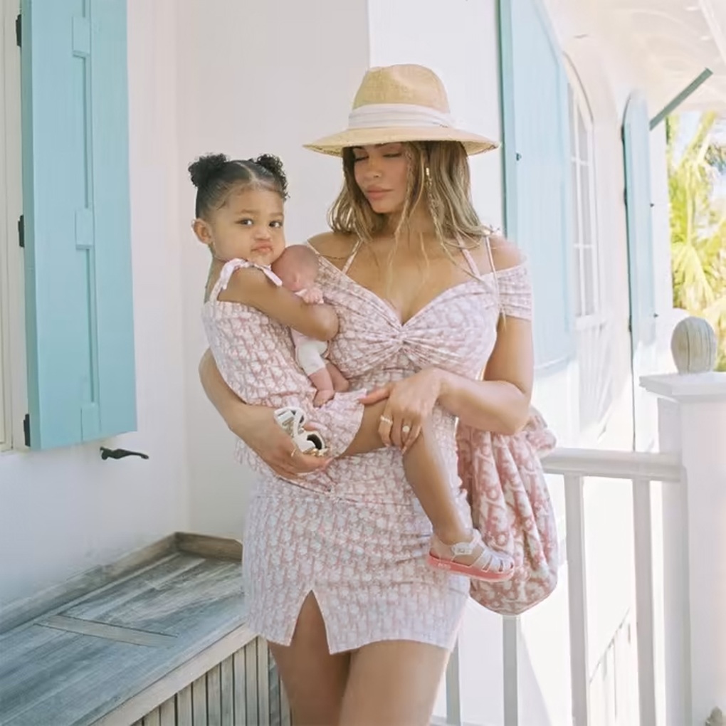 Kylie Jenner và những lần diện đồ đôi cùng con gái đáng yêu - 2 Kylie Jenner và những lần diện đồ đôi cùng con gái đáng yêu - 2