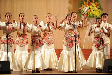 Dàn hợp xướng Philippines biểu diễn tại Việt Nam