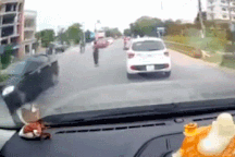 “Nữ Ninja” lao xe máy vào người đi bộ sang đường