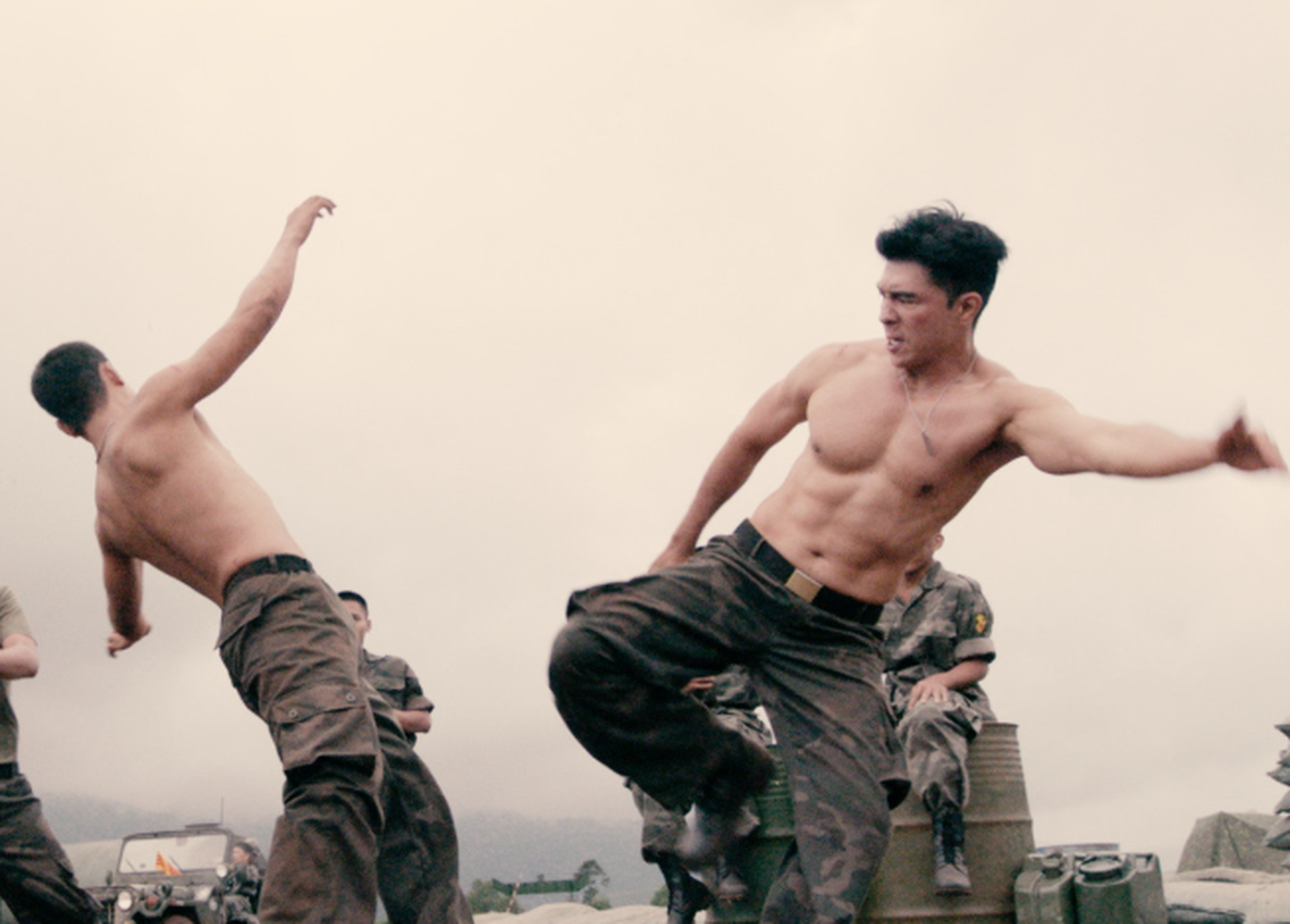 Vẻ đẹp cuốn hút, cơ bắp cuồn cuộn của mỹ nam phản diện Mưa đỏ - 4 Vẻ đẹp cuốn hút, cơ bắp cuồn cuộn của mỹ nam phản diện Mưa đỏ - 4