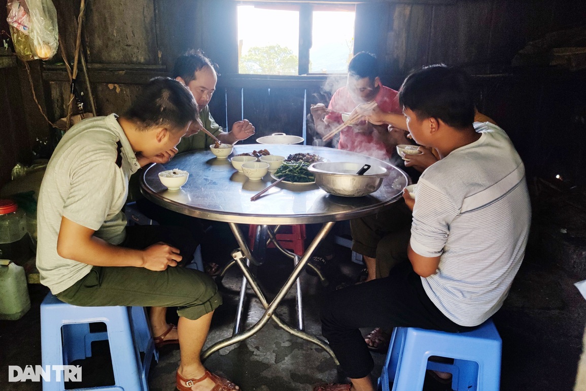 10 năm ăn núi ngủ lều, lương 5 triệu, nhân viên bảo vệ rừng trụ không nổi - 7 10 năm ăn núi ngủ lều, lương 5 triệu, nhân viên bảo vệ rừng trụ không nổi - 7