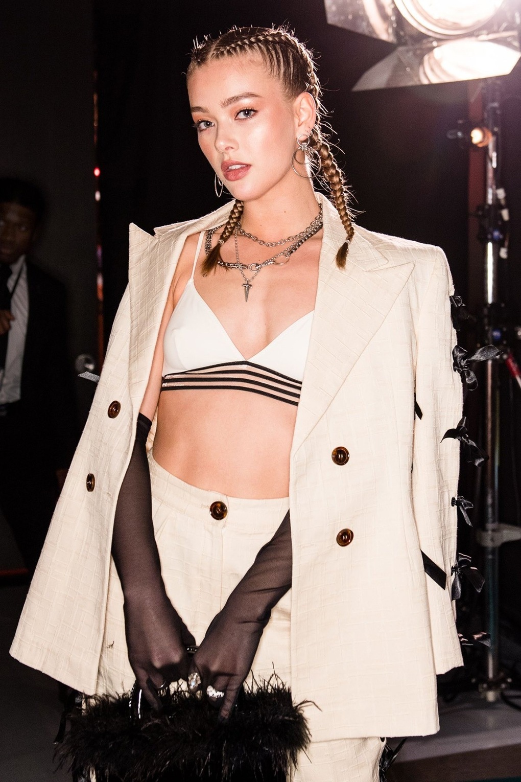 Sắc vóc gợi cảm của nữ diễn viên đẹp lu mờ nữ chính trong Nàng tiên cá - 10