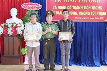 Bắt trộm có hung khí nguy hiểm, 2 công dân được khen thưởng