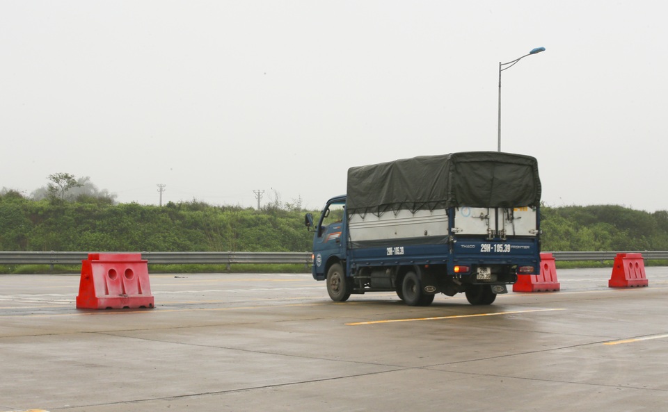 Bị từ chối cho vào thành phố, loạt xe tải nằm chờ giải tỏa hàng tại cao tốc - 7