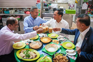 Bộ trưởng Ngoại giao Việt Nam được đãi món gì tại chợ ẩm thực ở Singapore?