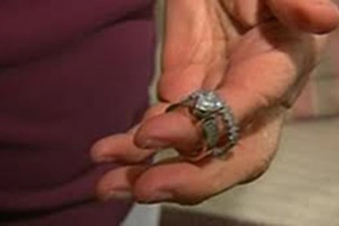 Lục tung đống rác 9 tấn để tìm nhẫn cưới