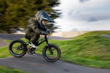 Tay đua 2 tuổi lái xe đạp địa hình gây bão mạng