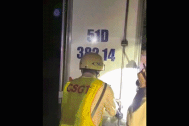 Vụ giấu 15 người trong thùng xe đông lạnh: Đầm đìa mồ hôi, không thở nổi!