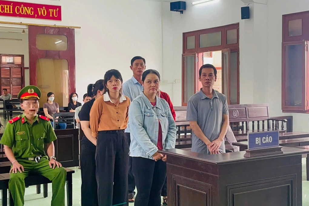 Loạt cán bộ ngồi tù do câu kết rút ruột ngân sách nhà nước - 1