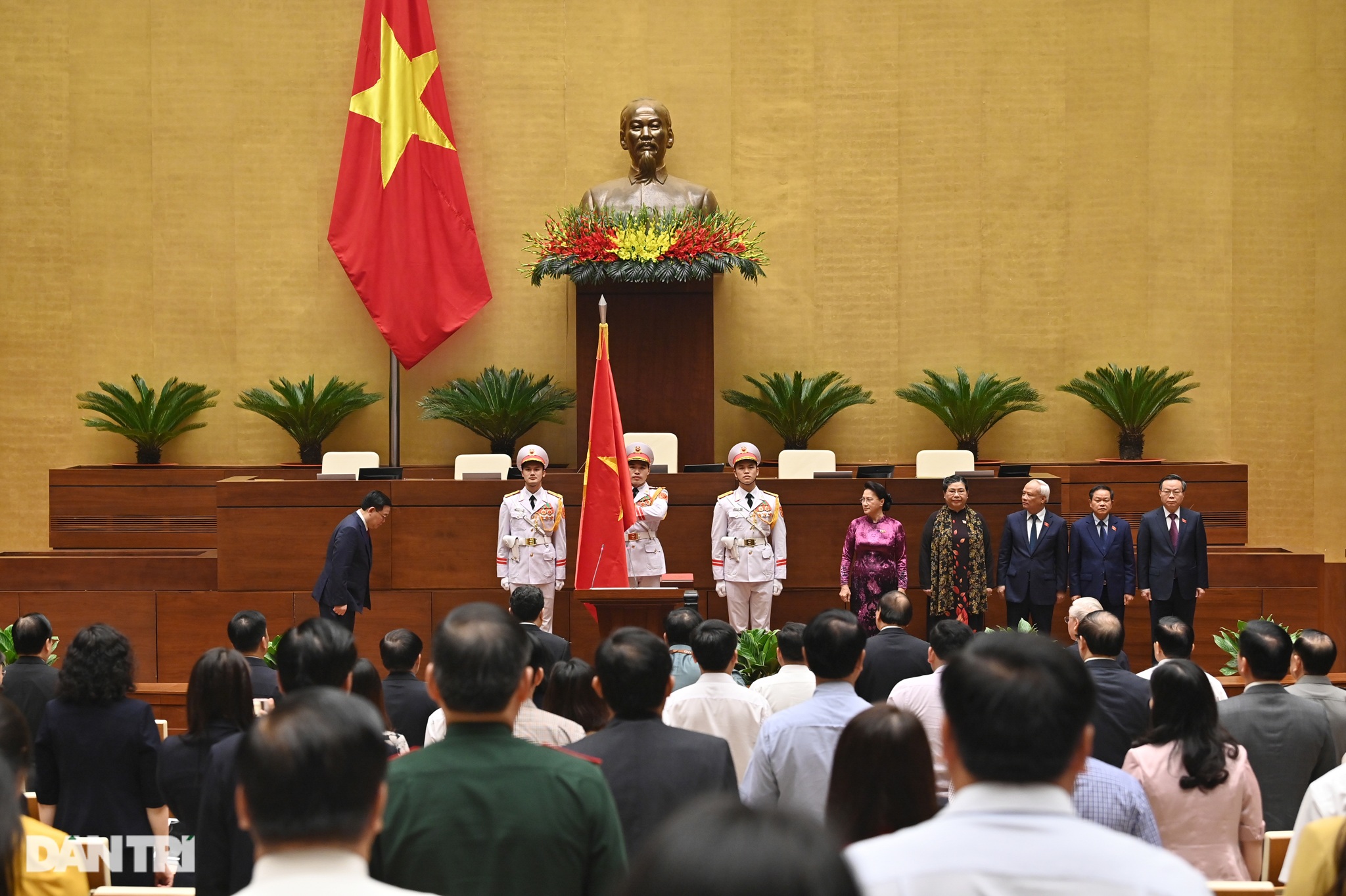 Toàn cảnh lễ tuyên thệ nhậm chức của tân Chủ tịch Quốc hội Vương Đình Huệ - 1 Toàn cảnh lễ tuyên thệ nhậm chức của tân Chủ tịch Quốc hội Vương Đình Huệ - 1