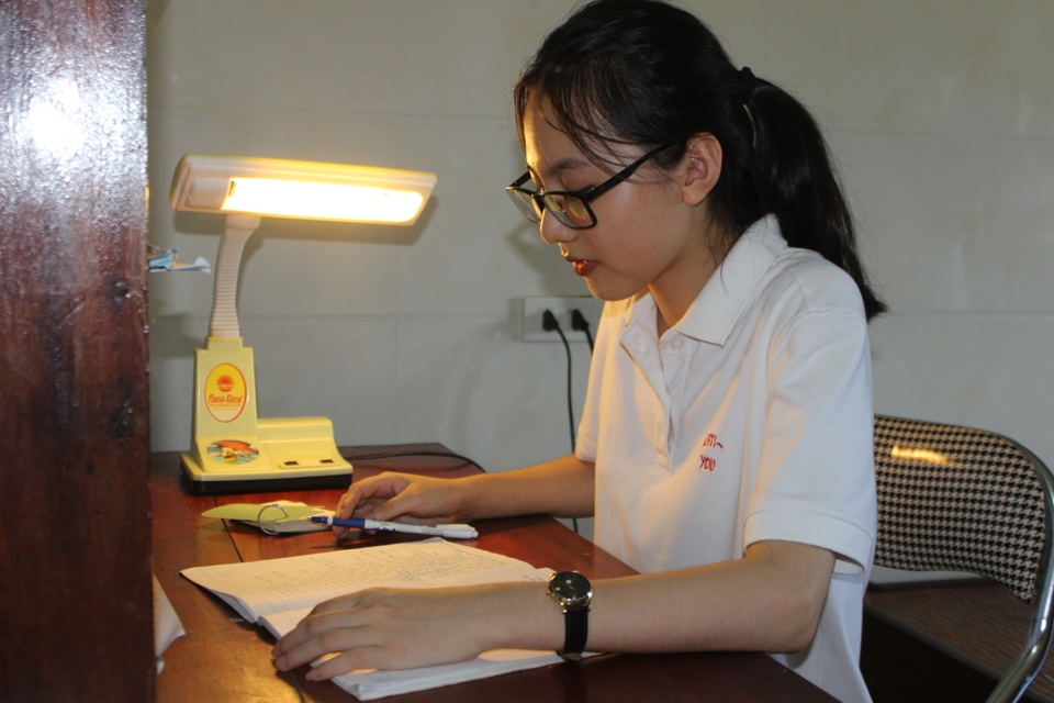 Nữ sinh chia sẻ bí quyết tự học giành điểm 10 môn tiếng Anh - 2 Nữ sinh chia sẻ bí quyết tự học giành điểm 10 môn tiếng Anh - 2