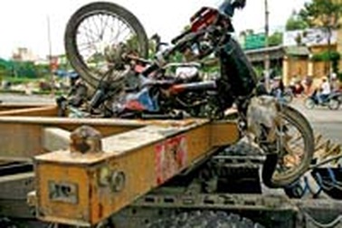 Xe máy vượt đèn đỏ bị xe tải cán nát