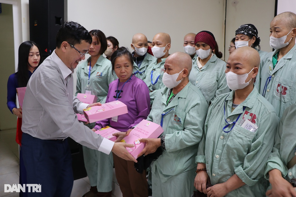 Người mẹ mất con, bị ung thư bật khóc trước món quà đặc biệt - 1 Người mẹ mất con, bị ung thư bật khóc trước món quà đặc biệt - 1