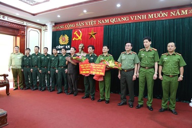 Trao thưởng nóng vụ bắt đối tượng người Trung Quốc vận chuyển 11kg ma túy