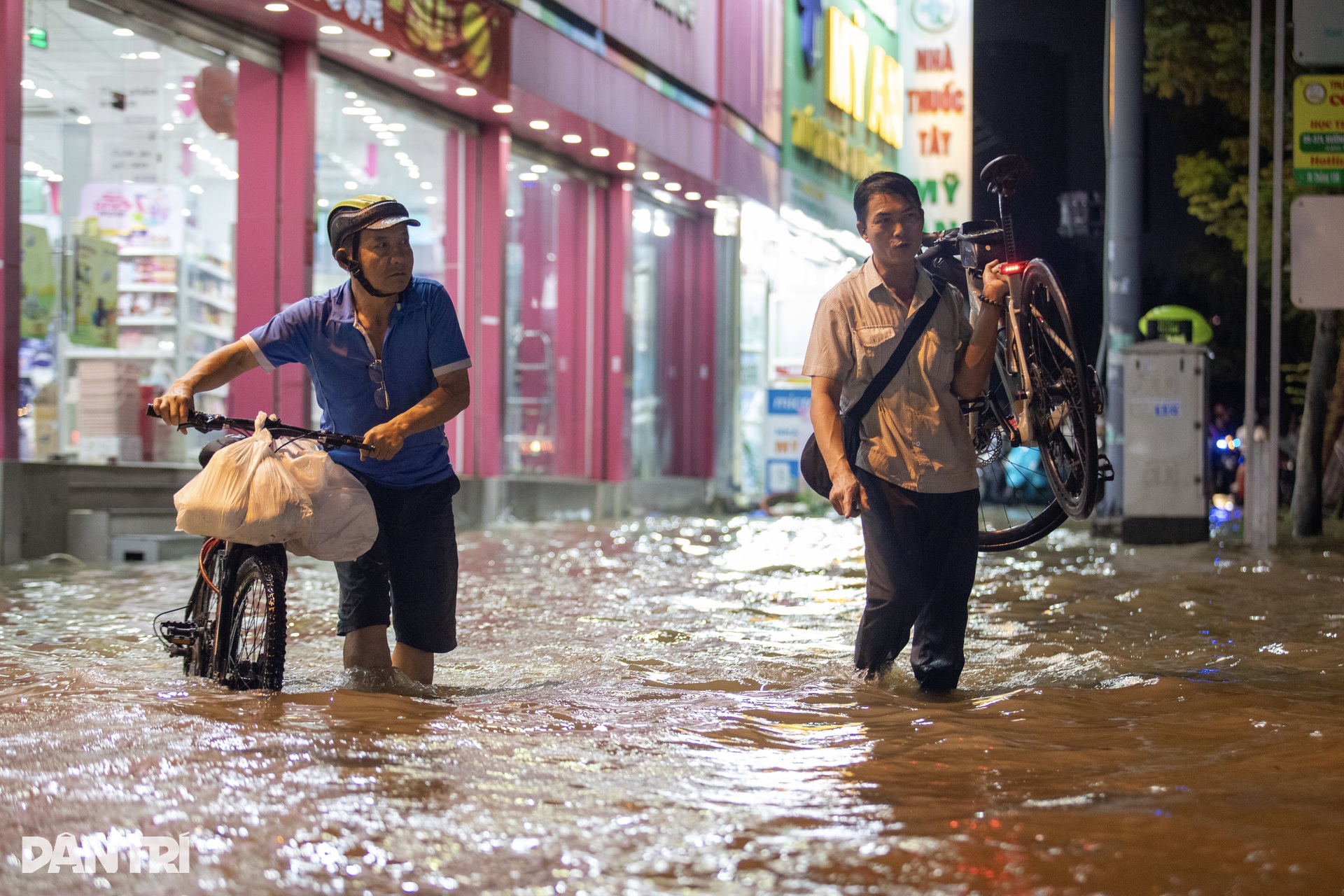 Ngày thứ 3 triều cường TPHCM đạt đỉnh: Đường hóa sông, ô tô chết máy - 12 Ngày thứ 3 triều cường TPHCM đạt đỉnh: Đường hóa sông, ô tô chết máy - 12