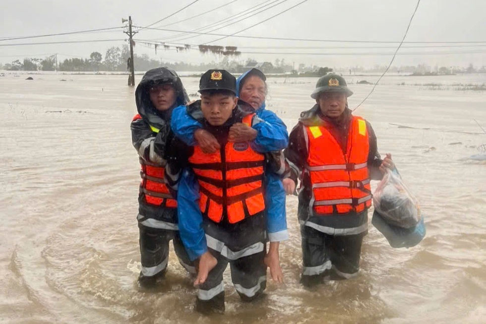 Quân đội, công an làm hết mình, chưa hẹn ngày rút quân giúp dân vùng lũ - 1
