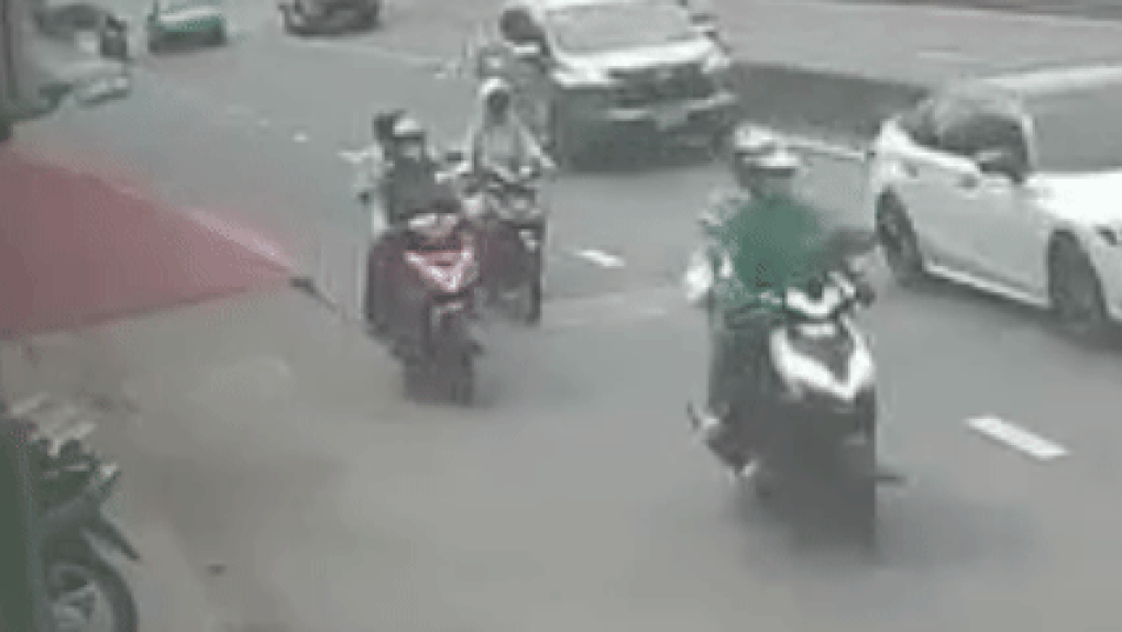 Tài xế xe ôm cùng hành khách thoát chết trong vụ lật xe tải ở TPHCM - 1 Tài xế xe ôm cùng hành khách thoát chết trong vụ lật xe tải ở TPHCM - 1