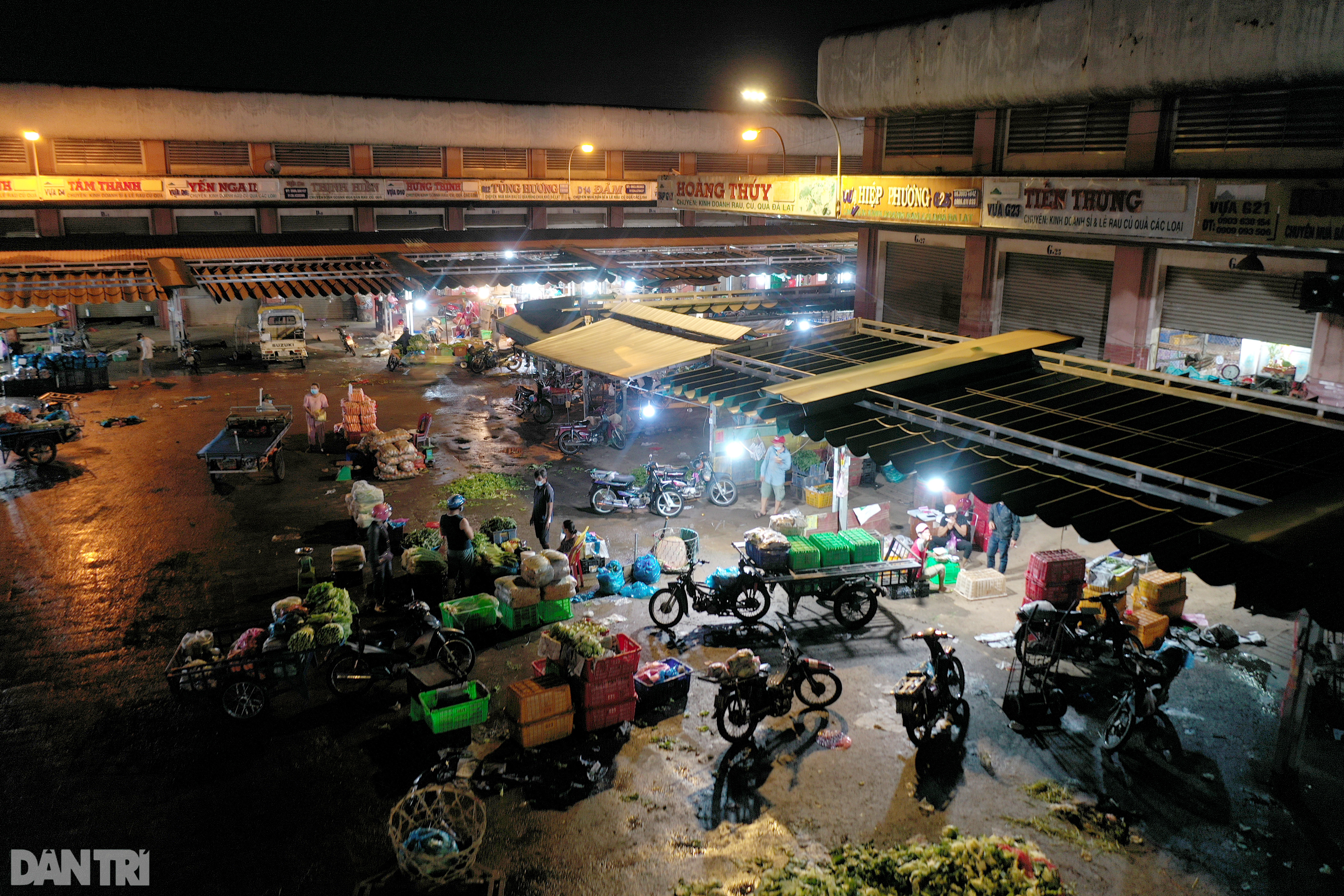Tiểu thương kẹt hàng chục tấn rau củ khi chợ Hóc Môn bất ngờ đóng cửa - 4 Tiểu thương kẹt hàng chục tấn rau củ khi chợ Hóc Môn bất ngờ đóng cửa - 4