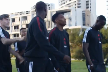 Pogba và Lingard tranh cãi nảy lửa khi đi du đấu