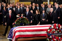 Linh cữu cố Tổng thống Bush quàn dưới mái vòm tòa nhà quốc hội Mỹ