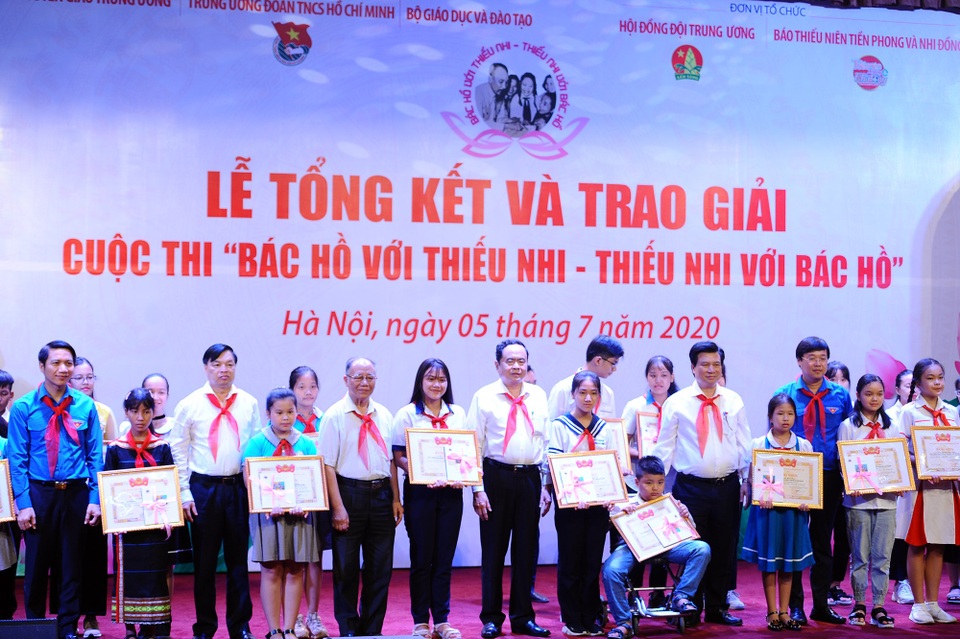 Nữ sinh lớp 7 Bến Tre giành 3 giải lớn ở cuộc thi thu hút học sinh cả nước - 1 Nữ sinh lớp 7 Bến Tre giành 3 giải lớn ở cuộc thi thu hút học sinh cả nước - 1