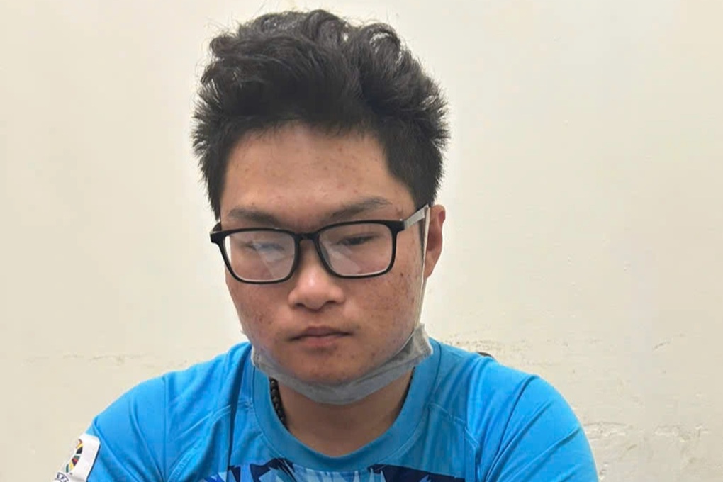 Nam thanh niên bịt mặt vào cướp tiệm vàng - 1 Nam thanh niên bịt mặt vào cướp tiệm vàng - 1