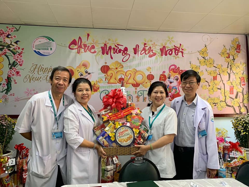 Khoảnh khắc giao thừa trong bệnh viện của các bác sĩ - 7 Khoảnh khắc giao thừa trong bệnh viện của các bác sĩ - 7