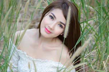 Nữ sinh 9X Sài thành tinh khôi khoe sắc giữa đồng lau