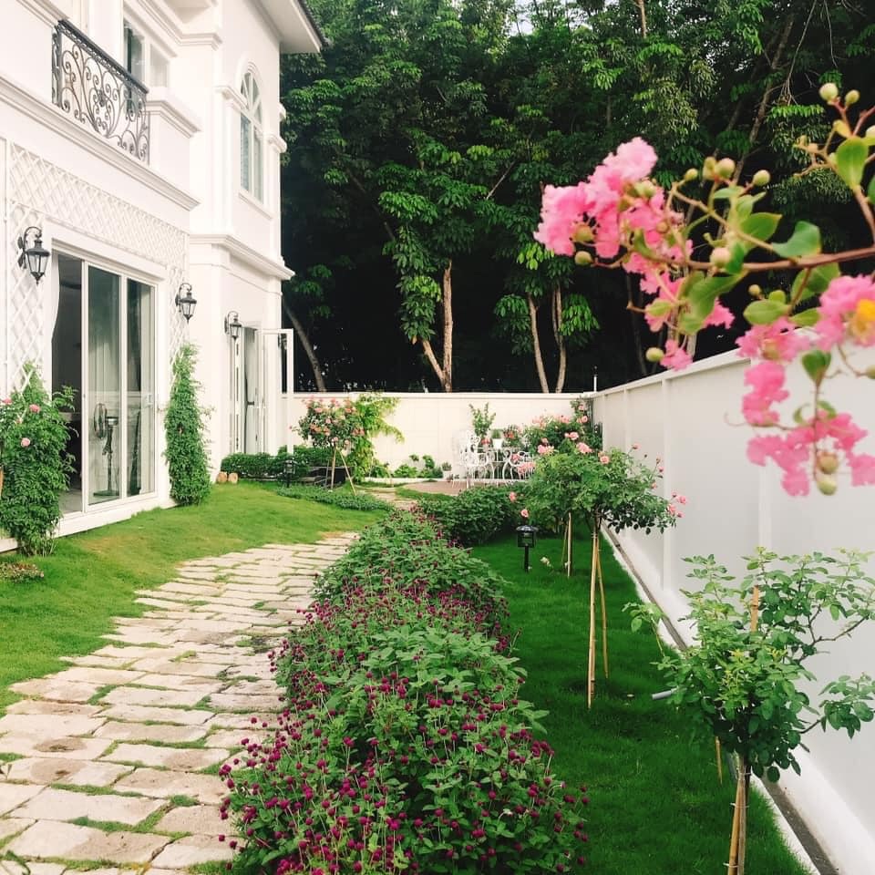 Biệt thự nhà vườn ngập tràn các loại hoa của gia đình ở Bình Dương - 4 Biệt thự nhà vườn ngập tràn các loại hoa của gia đình ở Bình Dương - 4