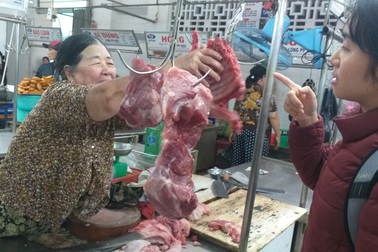 Giá thịt heo phi mã, tiểu thương than lỗ, người tiêu dùng "chùn tay" mua